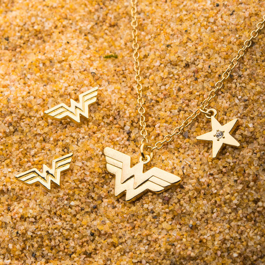 WONDER WOMAN Stud Earrings & Pendant Necklace Set